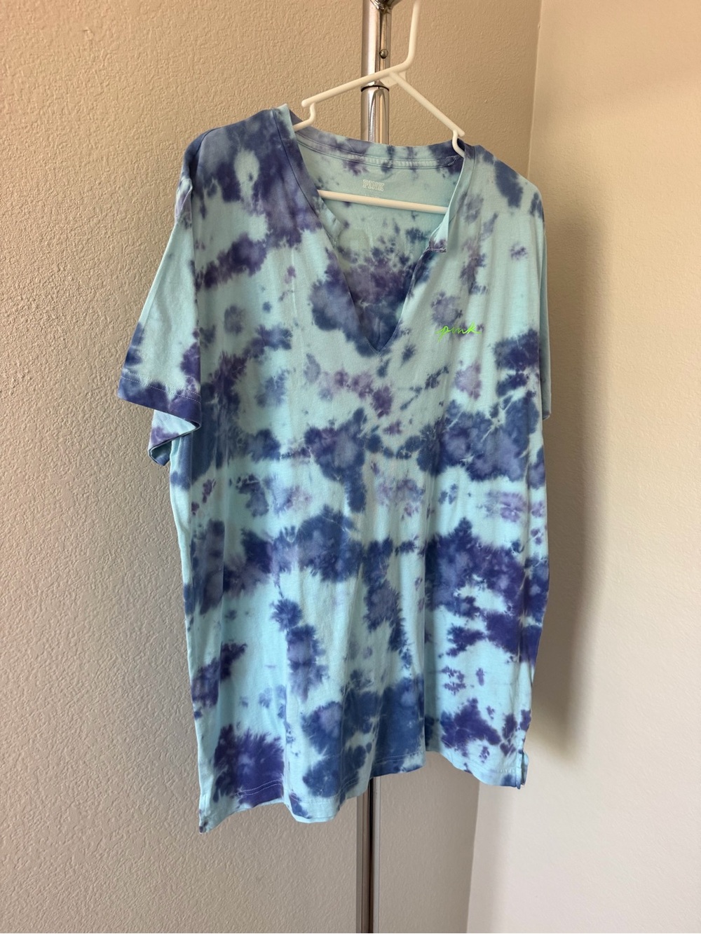 PINK Victoria's Secret Light Blue and Navy Tie-Dye V-Neck Tee